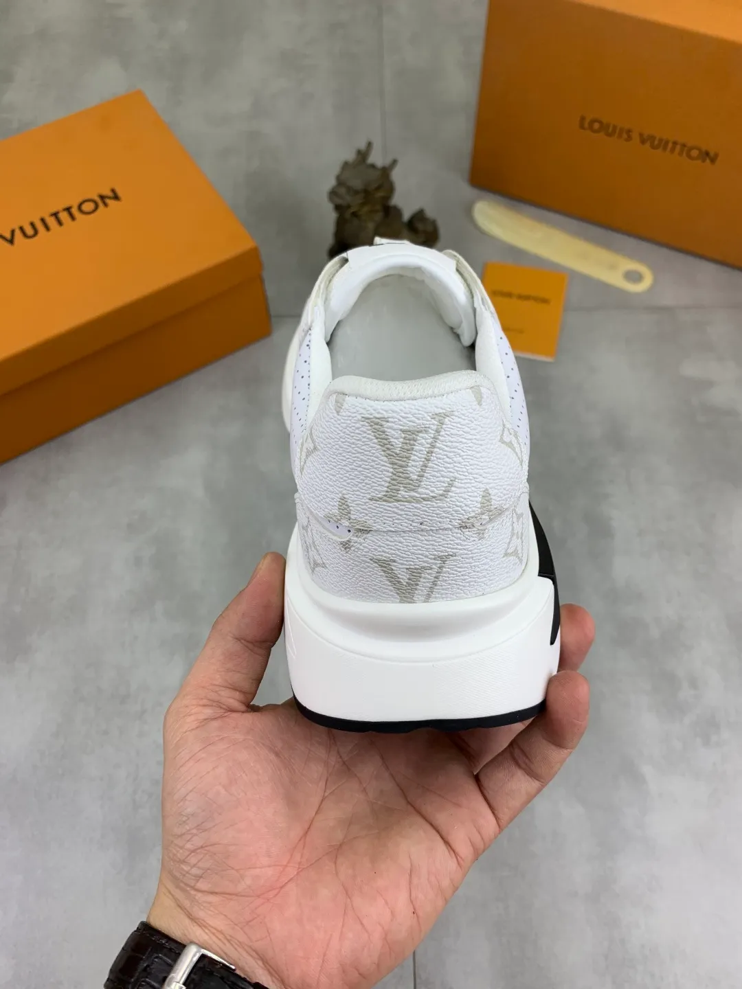 Men's shoes 💰P460 💰 [New model] 🆘 The latest model from LV official website 🎁 Casual and fashionable men's shoes 👟 Hot style 💥 Simple and elegant style, exclusive for trendy men. Unique latest brand elements from the official website 👑 Original decoration, fashionable and generous, the fabric is made of original calfskin ➕ Comfortable and breathable mesh lining ➕ Pigskin lining ✅The official website specifies wear-resistant casual outsole, the classic model is taken in real life🎬Color: 3️⃣colors available😍Number of codes: 38-44 (45 46 customized)